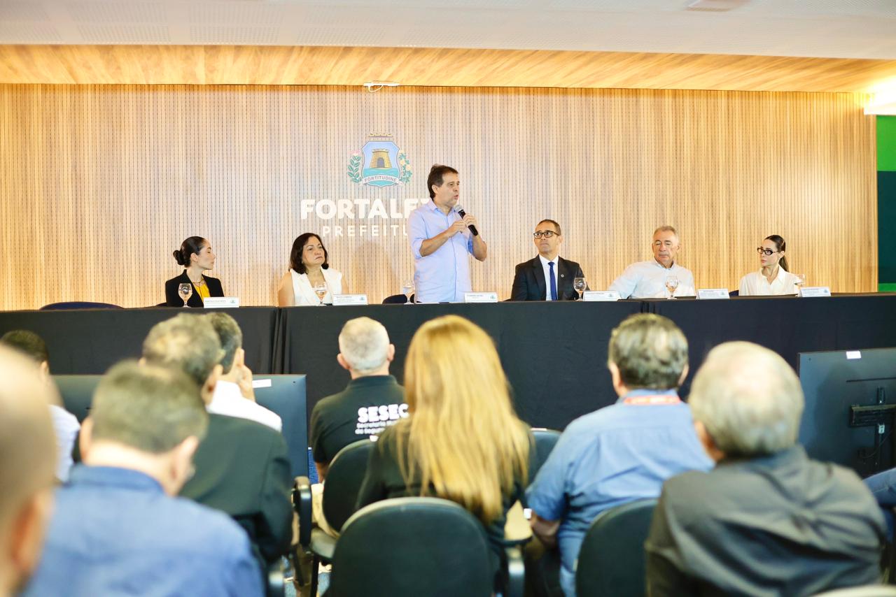 O prefeito Evandro Leitão reforçou o compromisso da gestão municipal com a modernização dos serviços públicos e dos processos internos